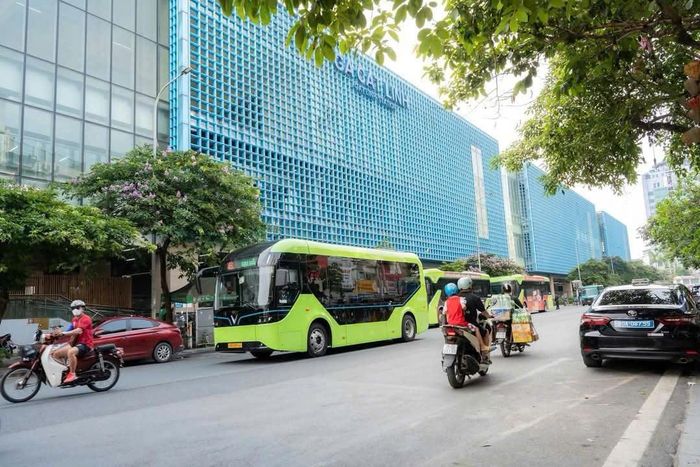 Hà Nội đang tập trung phát triển giao thông công cộng và từng bước kiểm soát phương tiện phát thải cao tại khu vực trung tâm. Ảnh: Tuấn Lương