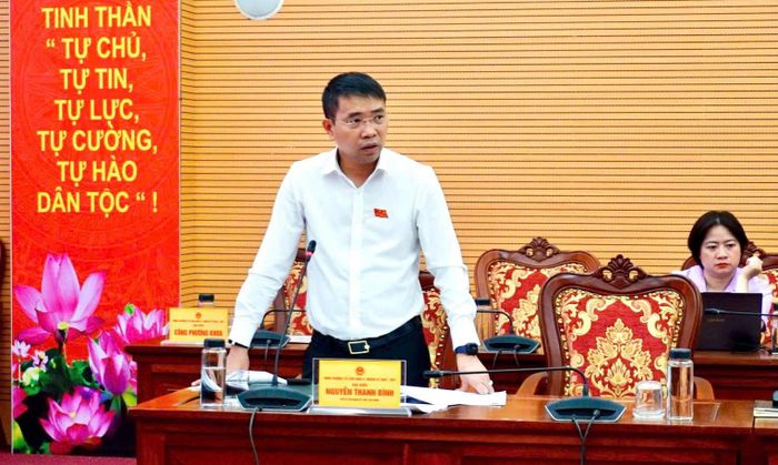 Chủ tịch UBND phường Từ Liêm Nguyễn Thanh Bình giải trình, làm rõ một số nội dung tại kỳ họp. Ảnh: PV