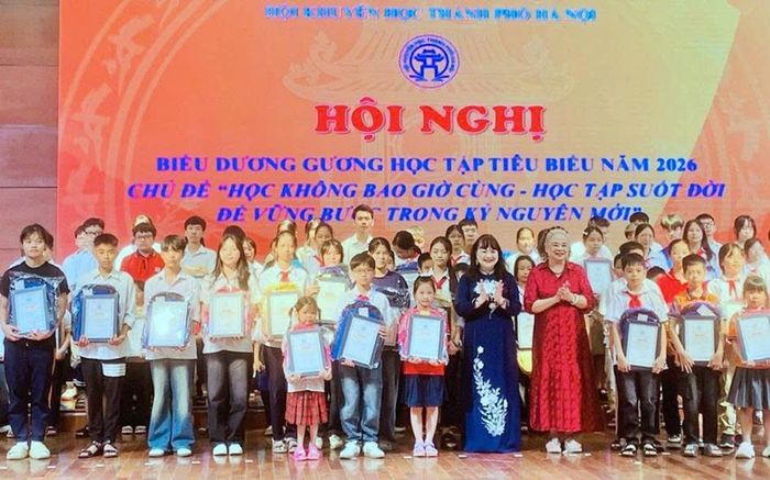 Hoạt động biểu dương Gương học tập tiêu biểu năm 2026 do Hội Khuyến học Hà Nội tổ chức. Ảnh: Hội Khuyến học HN