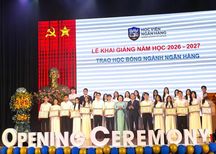 Các sinh viên được nhận học bổng. Ảnh: Lê Nguyễn