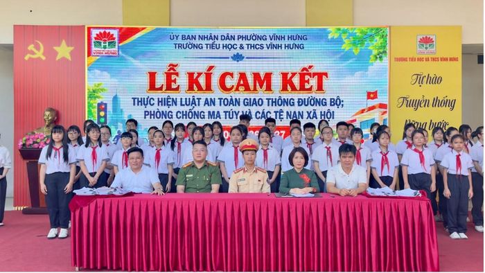 Đại diện nhà trường, phụ huynh học sinh và cơ quan chức năng ký cam kết. Ảnh: PV