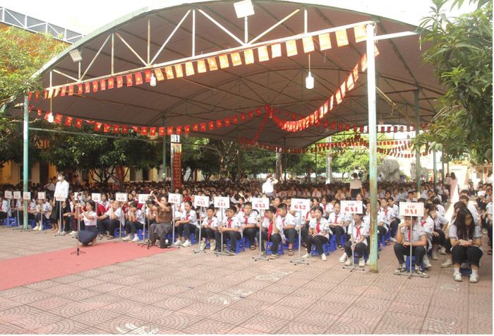 Đông đảo học sinh tham gia buổi tuyên truyền. Ảnh PV