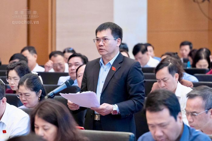 Đại biểu Quốc hội Dương Khắc Mai, Phó Trưởng đoàn chuyên trách Đoàn đại biểu Quốc hội tỉnh Lâm Đồng thảo luận tại hội nghị. Ảnh: media.quochoi.vn