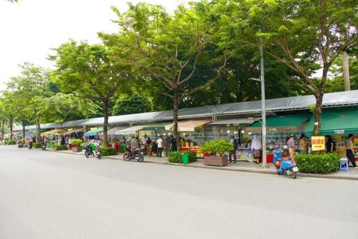 Dãy gian hàng OCOP trải dài dưới hàng cây xanh bao quanh Công viên Thiên Văn học. Ảnh: PV