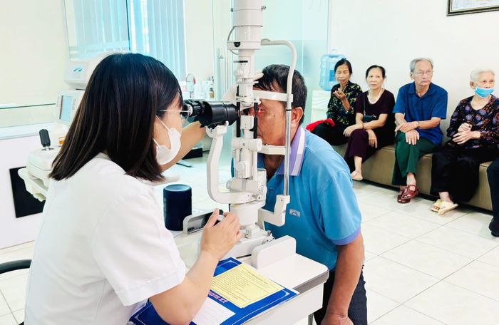 Khám sức khoẻ miễn phí cho người dân xã Sóc Sơn. Ảnh: Thành Tuyên.