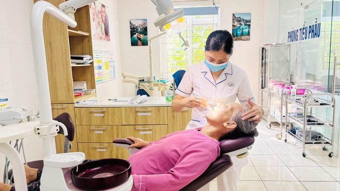 Người dân xã Sóc Sơn được khám sức khỏe miễn phí. Ảnh: Thành Tuyên.