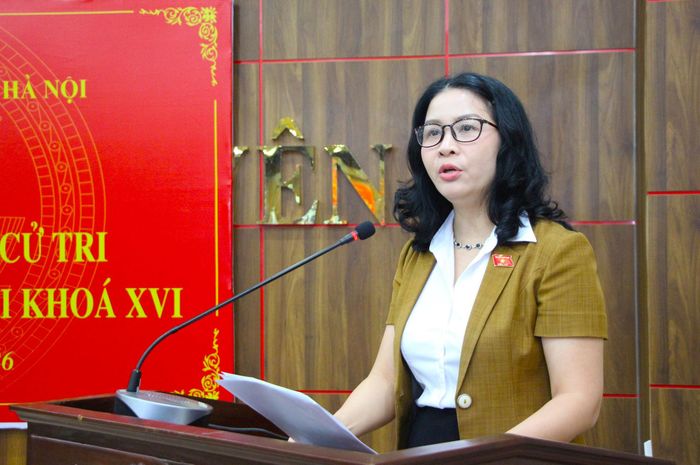 Đại biểu Nguyễn Thị Lan báo cáo kết quả giải quyết, trả lời ý kiến, kiến nghị của cử tri sau kỳ họp thứ nhất. Ảnh: TT