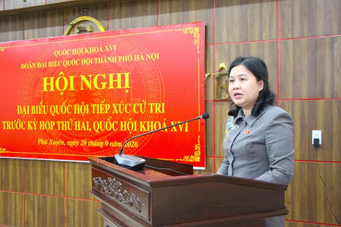 Đại biểu Nguyễn Phương Thủy thông tin tới cử tri dự kiến chương trình, nội dung kỳ họp thứ hai, Quốc hội khóa XVI. Ảnh: TT