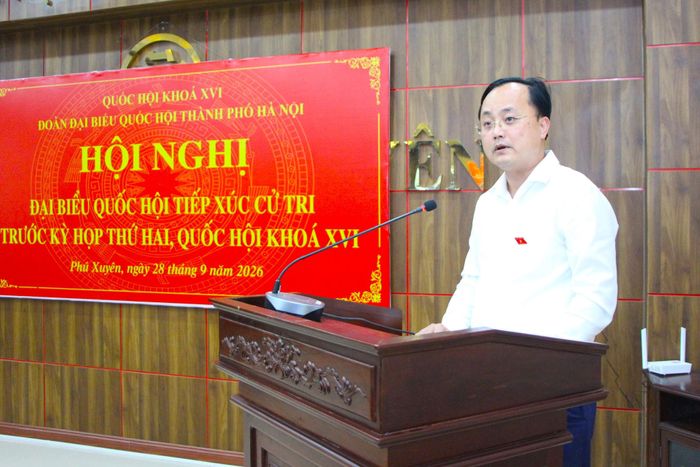 Đại biểu Tô Huy Vũ tiếp thu ý kiến, kiến nghị của cử tri. Ảnh: TT
