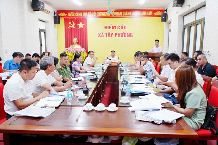 UBND xã Tây Phương làm việc với chủ đầu tư dự án Cụm công nghiệp làng nghề Dị Nậu và người dân. Ảnh: Công Phương