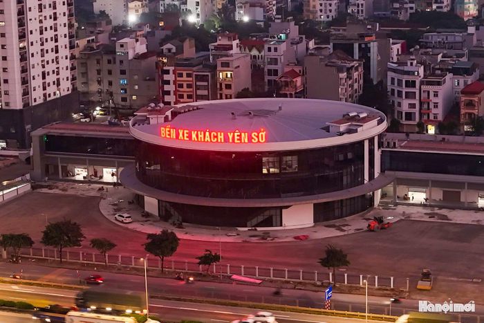 Phía ngoài nhà chính là tòa nhà hình tròn rộng khoảng 2.000m², được bao phủ bởi hệ thống kính cường lực. Tầng 1 bố trí khu vực bán vé, showroom, tầng 2 dành cho hoạt động kinh doanh đồ ăn nhanh.