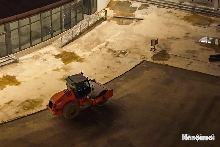 Đơn vị thi công đang tiếp tục thảm nhựa khu vực xung quanh, hoàn thiện những phần việc cuối để công trình sớm có thể đưa vào khai thác.