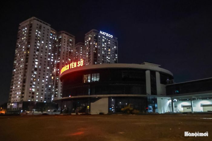 Bến xe Yên Sở là thiết kế theo mô hình bến xe hiện đại gồm 3 tầng nổi và 1 tầng hầm. Công trình có tổng diện tích sàn khoảng 14.534m², diện tích xây dựng 3.445m², chiều cao 19,2m.
