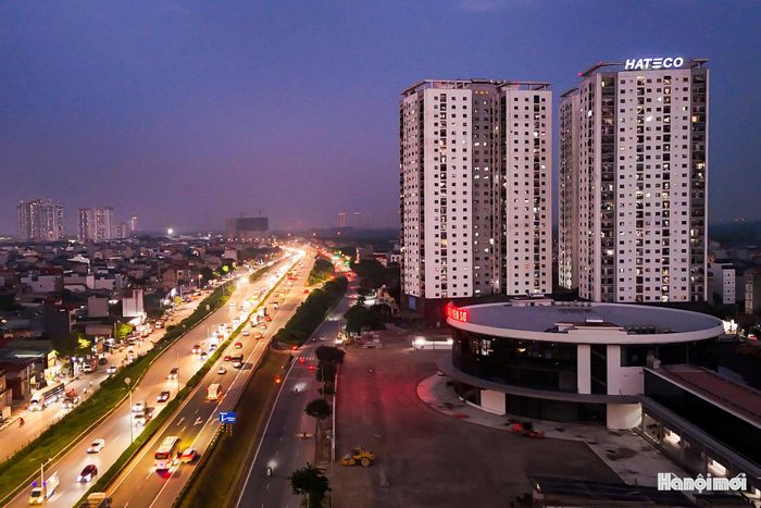 Dự án có tổng mức đầu tư gần 120 tỷ đồng, do Công ty cổ phần Bến xe Thanh Trì làm chủ đầu tư. Dù được chấp thuận chủ trương đầu tư từ năm 2016, dự án trải qua thời gian dài hoàn thiện thủ tục pháp lý và tháo gỡ các vướng mắc liên quan. Đến đầu năm 2025, dự án chính thức được giao đất để triển khai xây dựng.