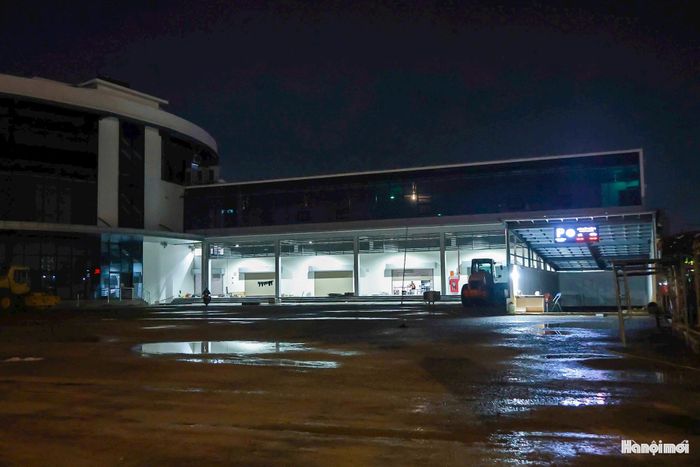 Tầng hầm rộng khoảng 5.000m² được sử dụng làm nơi trông giữ phương tiện cho hành khách, được xem là điểm khác biệt của công trình so với nhiều bến xe khách hiện nay trên địa bàn thành phố.