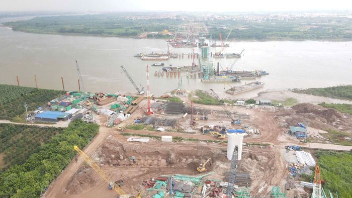 Theo thiết kế, tuyến đường có nền rộng tới 120m, gồm tuyến cao tốc 10 làn xe và hai tuyến đường gom, mỗi bên 3 làn xe. Đáng chú ý, dải đất ở giữa tuyến được dự kiến bố trí các tuyến đường sắt Lào Cai - Hà Nội - Hải Phòng và đường sắt tốc độ cao Hà Nội - Quảng Ninh, tạo điều kiện hình thành một hành lang giao thông đa phương thức trong tương lai. Ảnh: Phạm Công