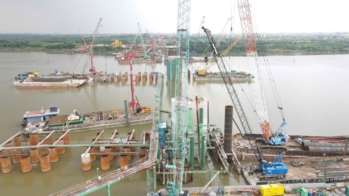 Quá trình thi công vẫn còn một số khó khăn cần được tháo gỡ. Một số vị trí trên tuyến hiện còn vướng đường điện 500kV, hạ tầng kỹ thuật và công tác giải phóng mặt bằng. Đây là những yếu tố có thể ảnh hưởng đến việc tổ chức thi công liên tục nếu không được xử lý kịp thời. Ảnh: Phạm Công