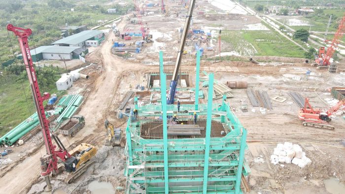 Gói thầu XL02 triển khai các nhịp đúc hẫng, cầu dẫn, cầu cạn và nút giao Ninh Hiệp. Trong khi đó, tại gói thầu XL03, các nhà thầu đang thi công cầu chữ Y, mở rộng cầu vượt quốc lộ 1A, cầu Thạc Quả cùng nhiều hạng mục kết nối với cầu Tứ Liên. Ảnh: Phạm Công