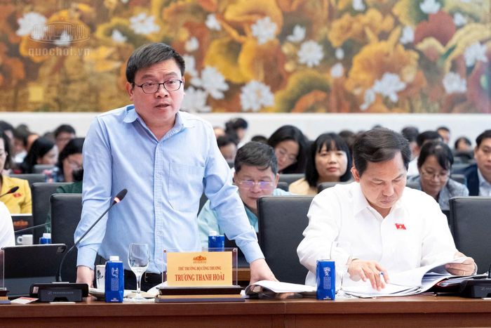Thứ trưởng Bộ Công Thương Trương Thanh Hoài tiếp thu các ý kiến đại biểu Quốc hội về dự án Luật sửa đổi, bổ sung một số điều của Luật Điện lực. Ảnh: media.quochoi.vn