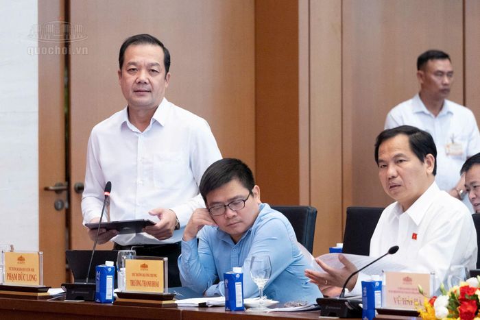 Thứ trưởng Bộ Khoa học và Công nghệ Phạm Đức Long tiếp thu ý kiến đại biểu về dự án Luật Bưu chính (sửa đổi). Ảnh: media.quochoi.vn