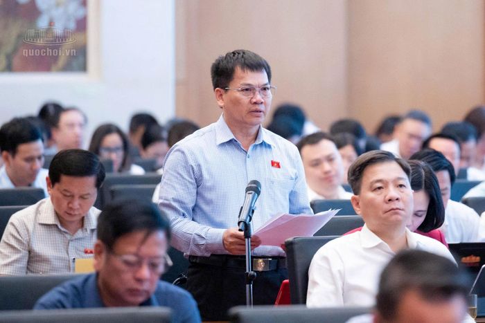 Đại biểu Quốc hội Dương Khắc Mai, Phó Trưởng đoàn chuyên trách Đoàn đại biểu Quốc hội tỉnh Lâm Đồng góp ý tại hội nghị. Ảnh: media.quochoi.vn