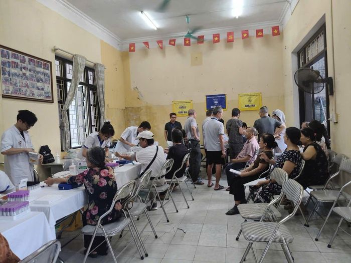 Người dân Tổ dân phố số 1, phường Hoàng Liệt đến khám sức khỏe miễn phí. Ảnh: HL
