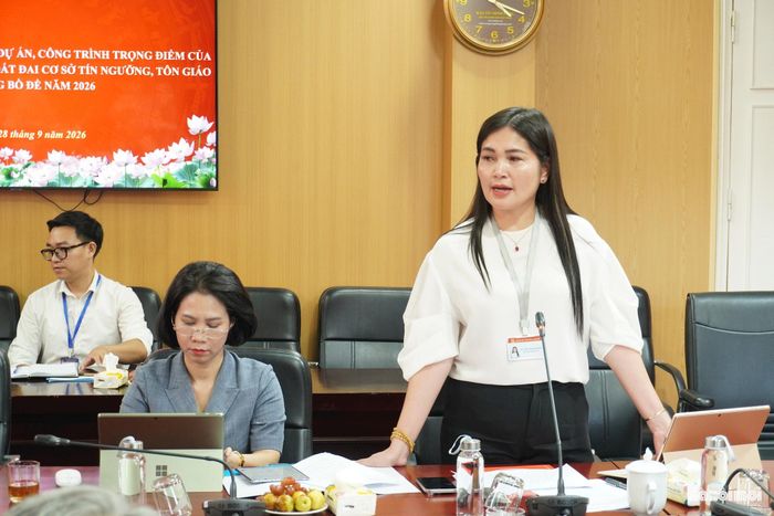 Phó Bí thư Thường trực Đảng ủy phường Bồ Đề Nguyễn Thị Kim Định phát biểu. Ảnh: Lê Dung