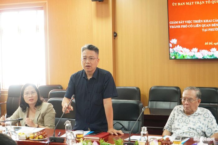 Phó Giám đốc Sở Dân tộc và Tôn giáo thành phố Hà Nội Phan Vũ trao đổi tại buổi làm việc. Ảnh: Lê Dung