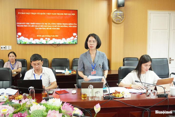 Phó Chủ tịch UBND phường Bồ Đề Đào Thị Hoa báo cáo. Ảnh: Lê Dung