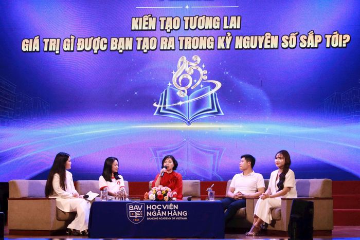 Thông qua tọa đàm, tân sinh viên có thêm thông tin về nghề nghiệp. Ảnh: BTC