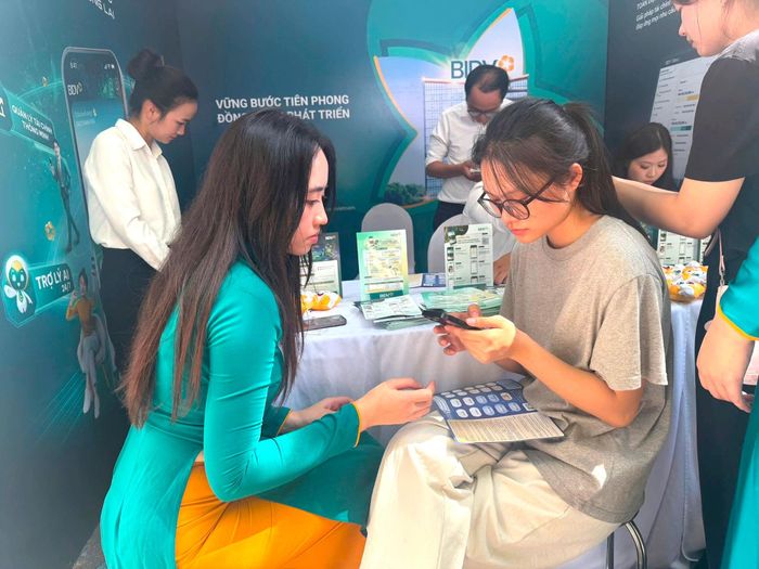Sinh viên Phùng Thị Quỳnh tìm hiểu thông tin từ đơn vị tuyển dụng tại hội trại. Ảnh: CTV