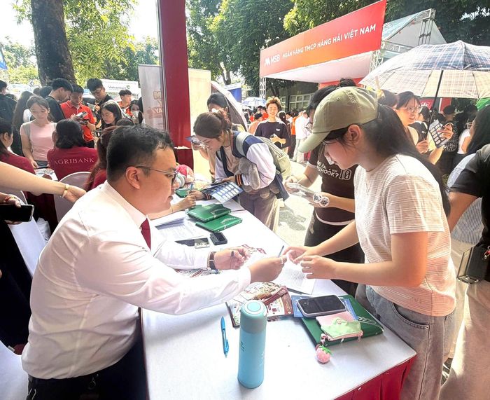 Các tân sinh viên chủ động tìm hiểu thông tin từ nhà tuyển dụng. Ảnh: CTV