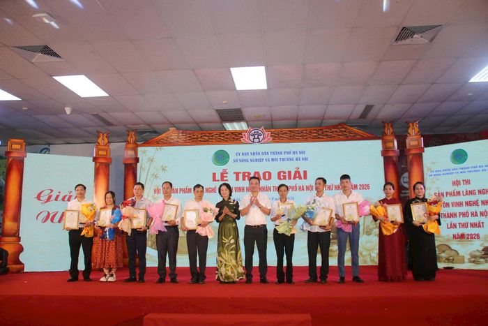 Ban Tổ chức trao giải Ba cho các tác giả, tác phẩm.