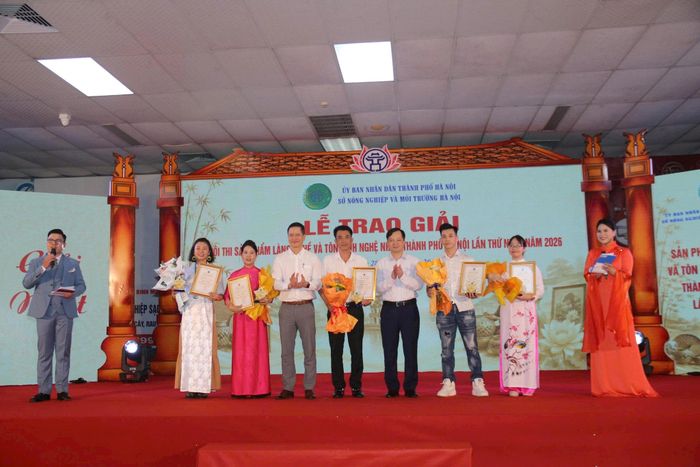 Ban Tổ chức trao giải Nhất cho các tác giả, tác phẩm.