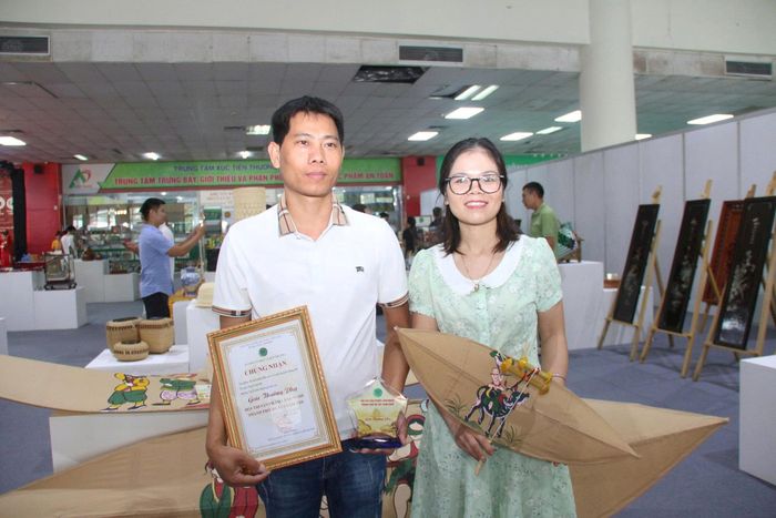 Tác giả và tác phẩm diều sáo vẽ tranh Đông Hồ đến từ làng Bá Dương Nội, xã Ô Diên tại hội thi.
