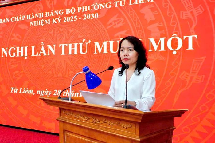 Trưởng ban Xây dựng Đảng phường Từ Liêm Nguyễn Thu Hương báo cáo tại hội nghị. Ảnh: PV