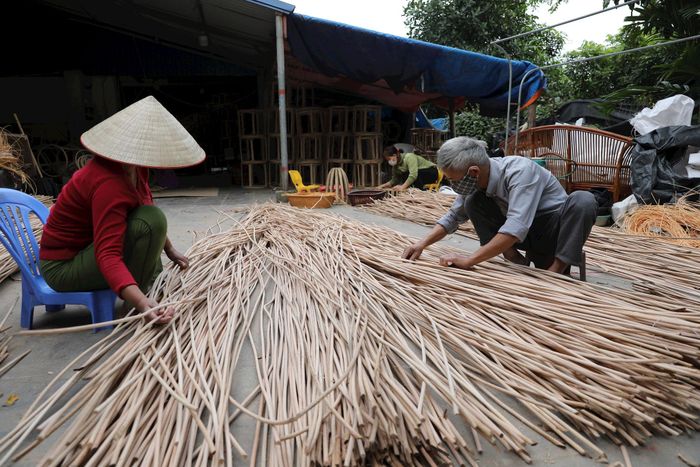 Nghệ nhân Nhân dân Nguyễn Văn Tĩnh trong việc sản xuất sản phẩm mây tre đan tại làng Phú Vinh, xã Phú Nghĩa, Hà Nội. Ảnh: Khánh Huy