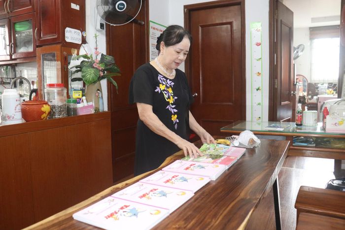 Bà Phạm Thị Huyền chuẩn bị sách vở cho học trò bước vào năm học mới. Ảnh: Hiền Chi
