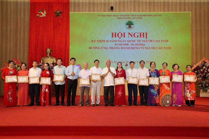 Phường Yên Sở đã tặng 14 giấy khen cho cá nhân tiêu biểu trong phong trào "Tuổi cao - Gương sáng". Ảnh: PV
