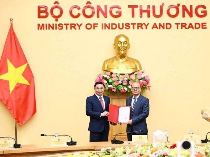 Trao quyết định của Thủ tướng Chính phủ bổ nhiệm Thứ trưởng Lương Hoàng Thái. Ảnh: Thu Phương