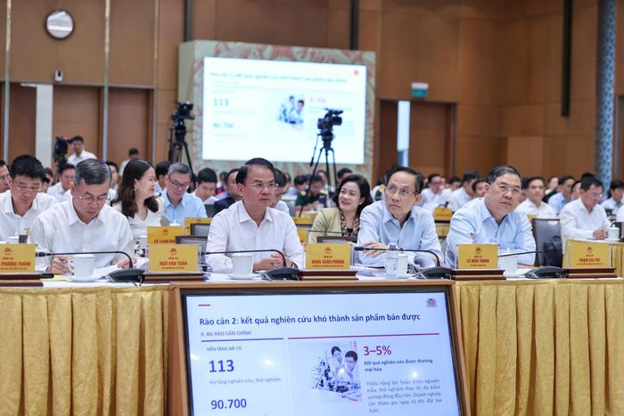 Các đại biểu tham dự phiên họp tại điểm cầu trụ sở Chính phủ chiều 28-9. Ảnh: Đoàn Bắc