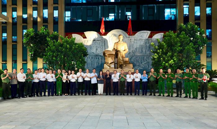 Các đồng chí lãnh đạo thành phố, đại biểu tham dự Lễ bàn giao chụp ảnh lưu niệm. Ảnh: Quang Thái