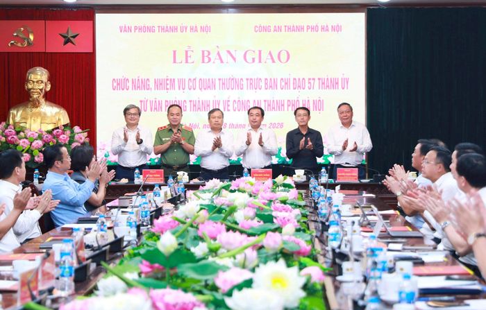 Ra mắt các đồng chí Thường trực Ban Chỉ đạo 57 Thành ủy. Ảnh: Quang Thái