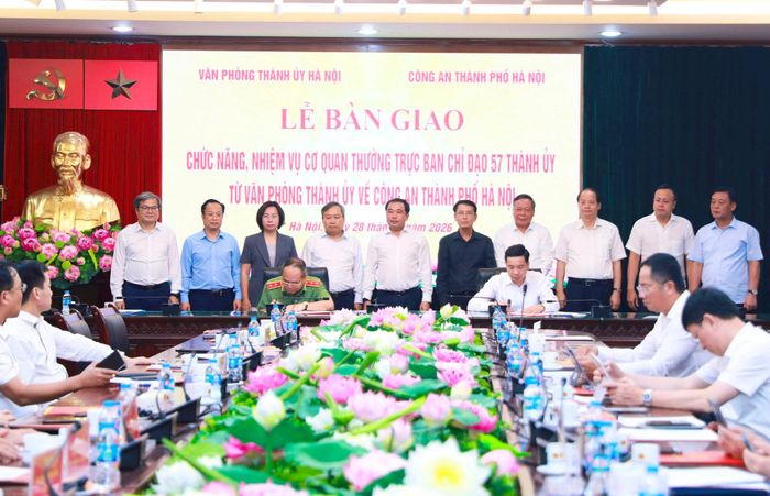 Lễ bàn giao chức năng, nhiệm vụ cơ quan thường trực Ban Chỉ đạo 57 Thành ủy từ Văn phòng Thành ủy về Công an thành phố Hà Nội. Ảnh: Quang Thái