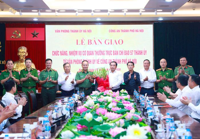 Lãnh đạo Công an thành phố Hà Nội tặng hoa chúc mừng các đồng chí Thường trực Ban Chỉ đạo 57 Thành ủy. Ảnh: Quang Thái