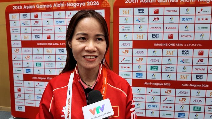 Huấn luyện viên Trần Thị Vui khen ngợi tinh thần thi đấu của các học trò. Ảnh chụp màn hình