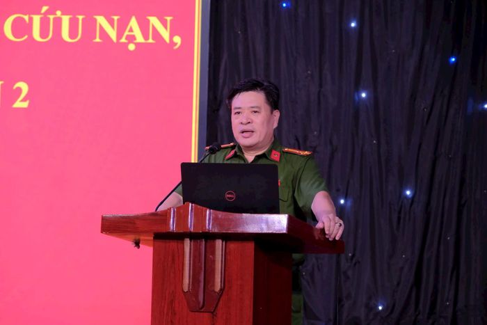 Thượng tá Nguyễn Văn Thắng phổ biến các quy định của pháp luật về phòng cháy chữa cháy và cứu nạn, cứu hộ - Ảnh PV