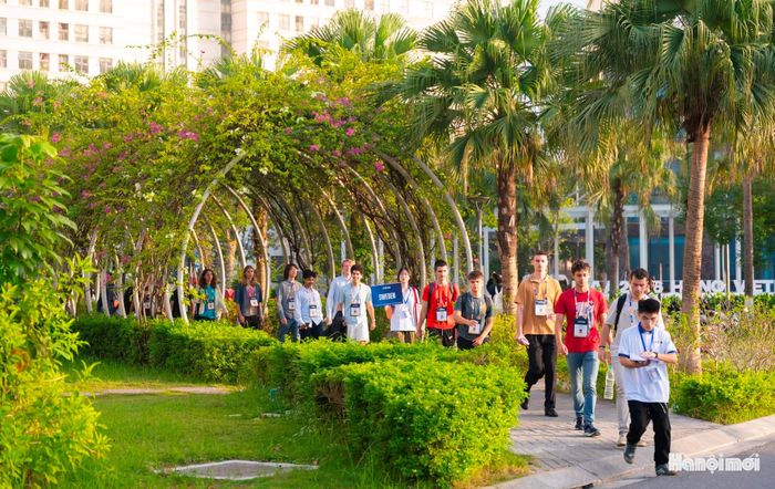 IOAA 2026 quy tụ 67 đội tuyển, trong đó có 65 đội quốc tế và 2 đội Việt Nam, với tổng cộng 320 thí sinh. Đây là lần đầu tiên Hà Nội đăng cai IOAA, một trong những kỳ thi Olympic khoa học quốc tế dành cho học sinh trung học phổ thông.