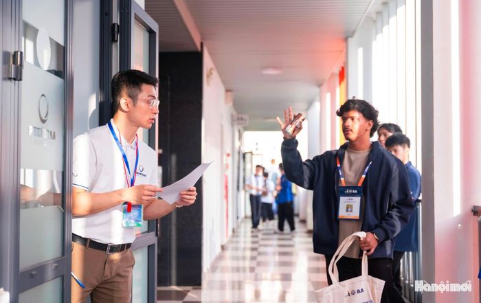 Ngày 28-9, các thí sinh chính thức bước vào các nội dung thi của kỳ thi với bài thi lý thuyết diễn ra từ 7h30 đến 12h30, được xem là một trong những nội dung có yêu cầu cao về kiến thức và khả năng vận dụng của thí sinh.