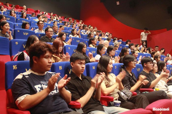 Đông đảo khán giả trẻ tham dự suất chiếu cuối cùng tại Tuần phim "Hiền tài và Hào khí Thăng Long". Ảnh: Mộc Miên
